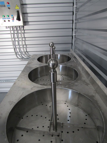 Manual keg washer sprayball
